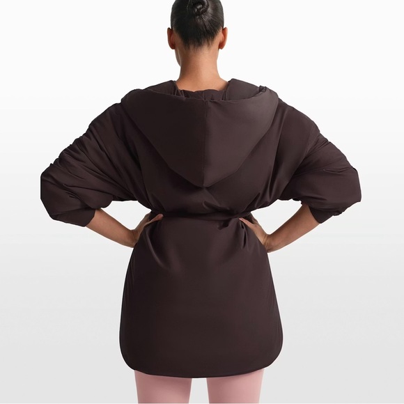 NWOT Skims x Nike Woven Nylon Wrap Coat In Phoenix - Picture 4 of 7